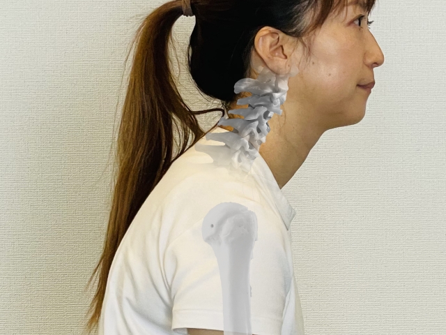 首をすくめる・体ごと振り向く…かばう姿勢は受診のサイン？のイメージ