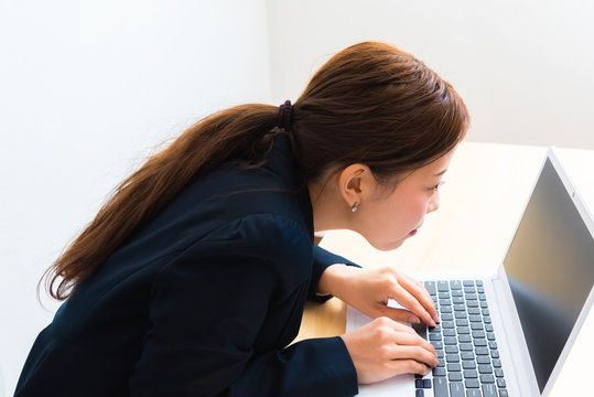 秋に腰が重くなるのはなぜ？姿勢と体の使い方から考えられる背景のイメージ