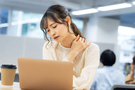 仕事中:座りっぱなし・立ちっぱなしの腰で帰宅しないためにのイメージ