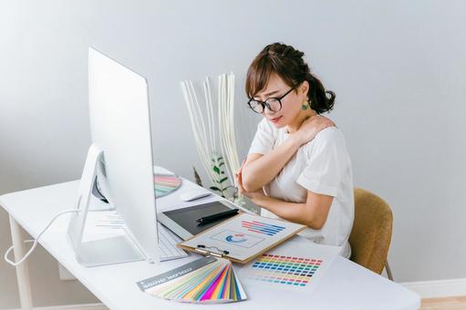 デスクワークの腰痛と寝具が関係する腰痛、どう違う？のイメージ